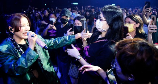 歌迷尖叫声太“凄厉”  丁当搞笑吐槽“踩到脚？”