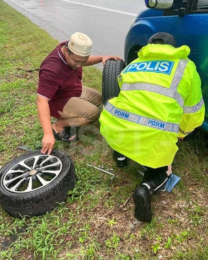 民众轿车抛锚 交警上前施援