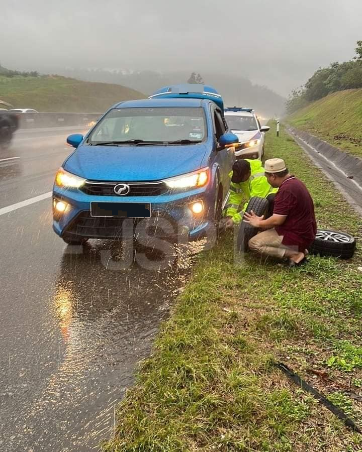 民众轿车抛锚 交警上前施援