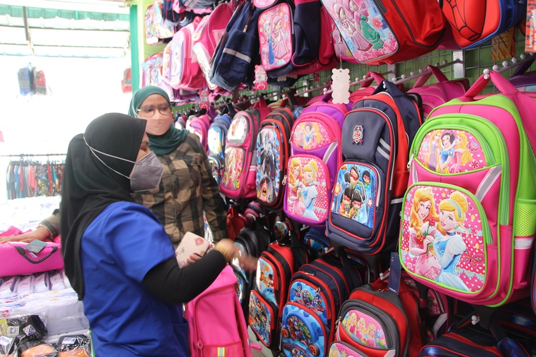 水灾+开学 钱包“大出血”·母亲:4孩子我花了RM4000!