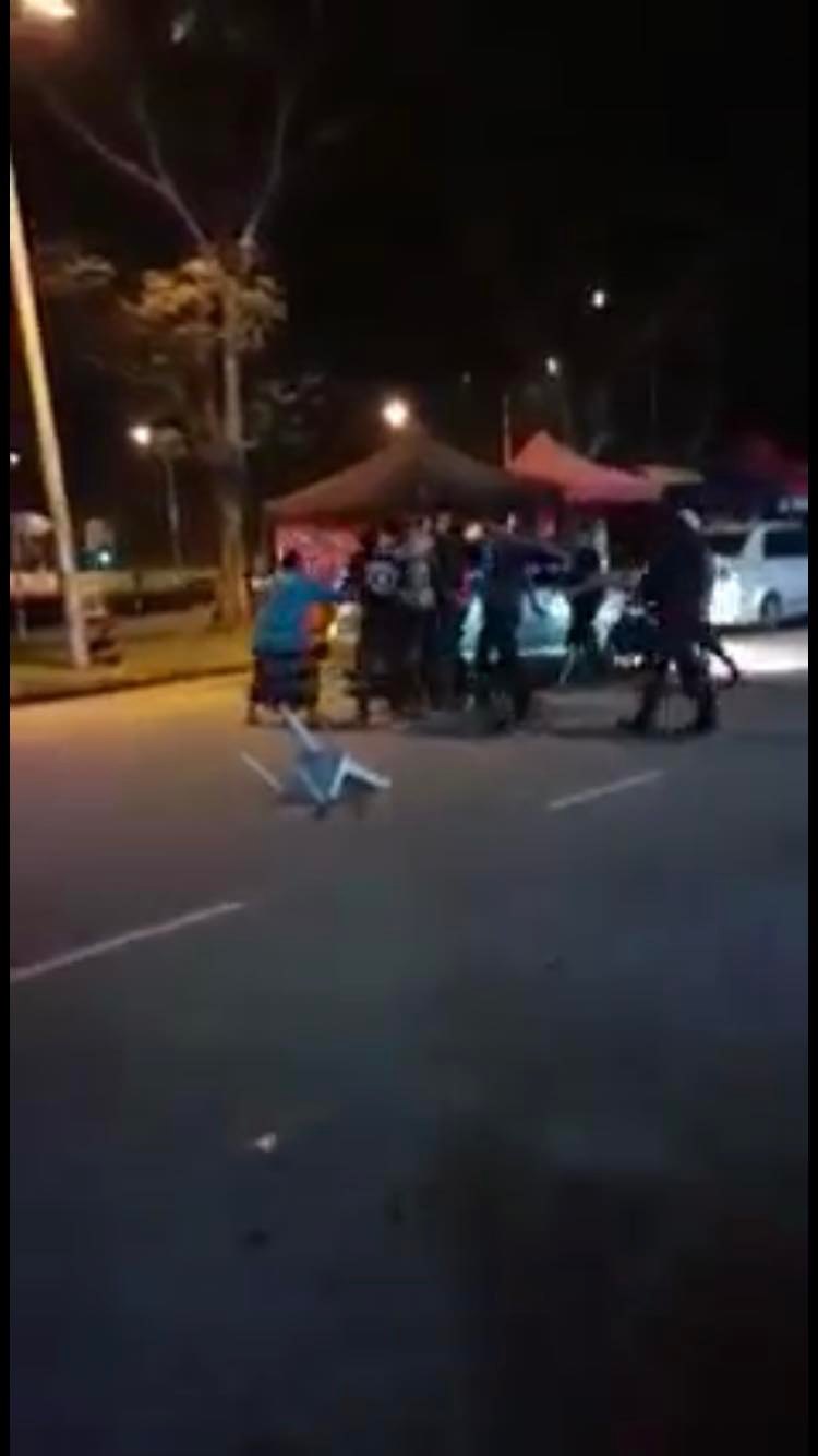 汉堡摊位前飙骂丢酒罐·男子发酒疯 亮刀引骚乱