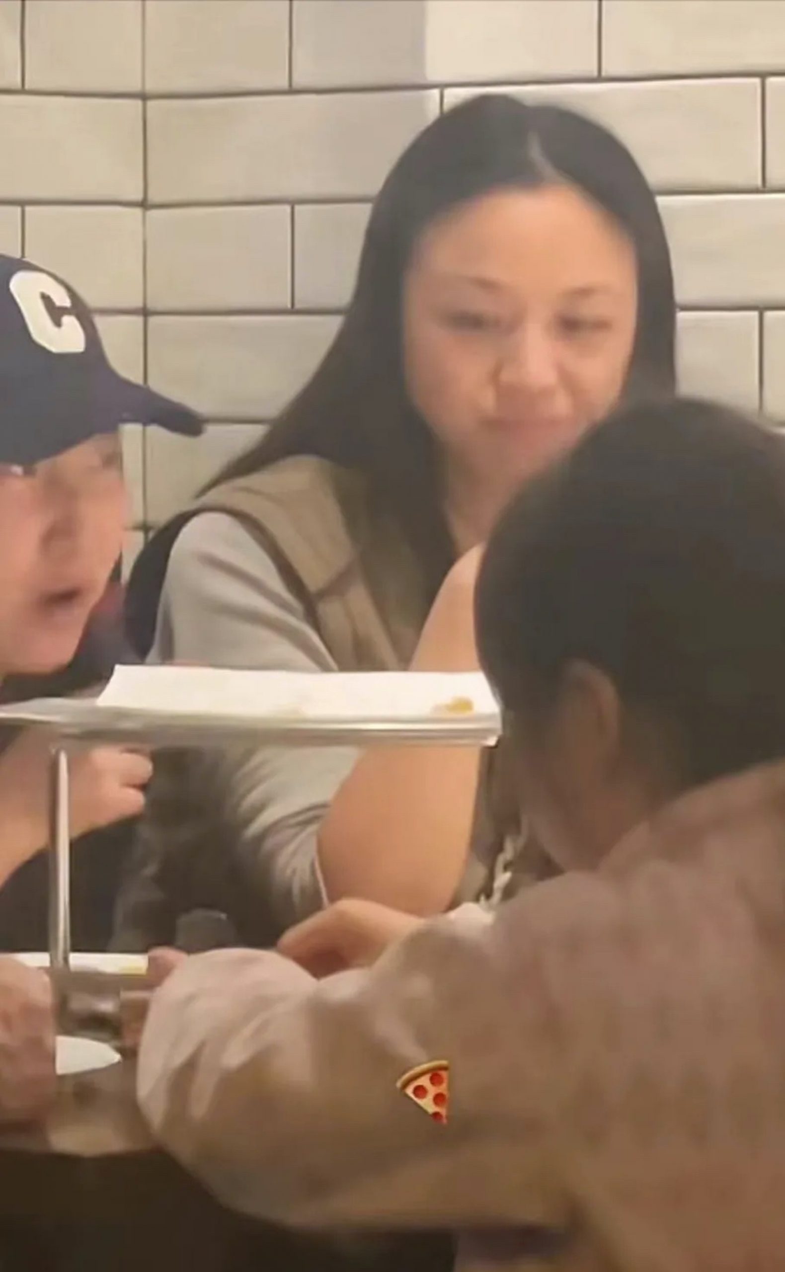 汤唯素颜带女儿吃披萨 路人拍照比YA赢好感