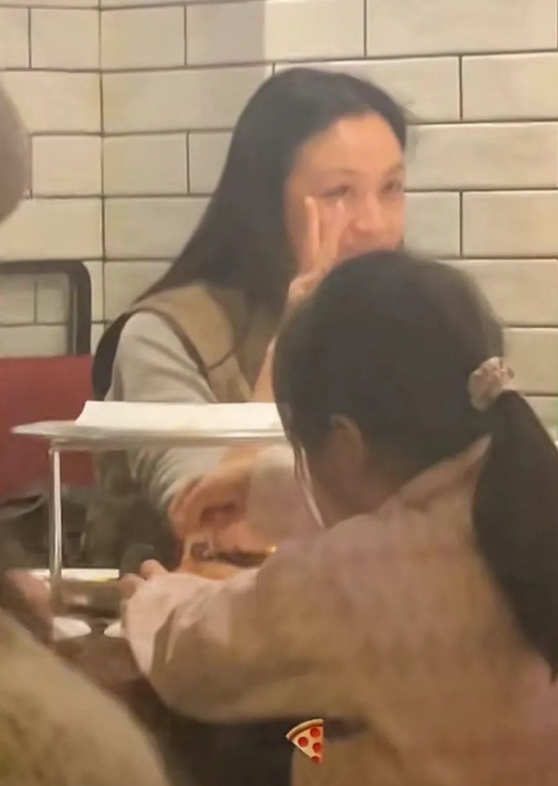 汤唯素颜带女儿吃披萨 路人拍照比YA赢好感