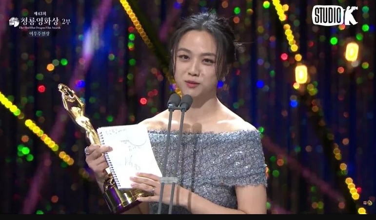 汤唯素颜带女儿吃披萨 路人拍照比YA赢好感