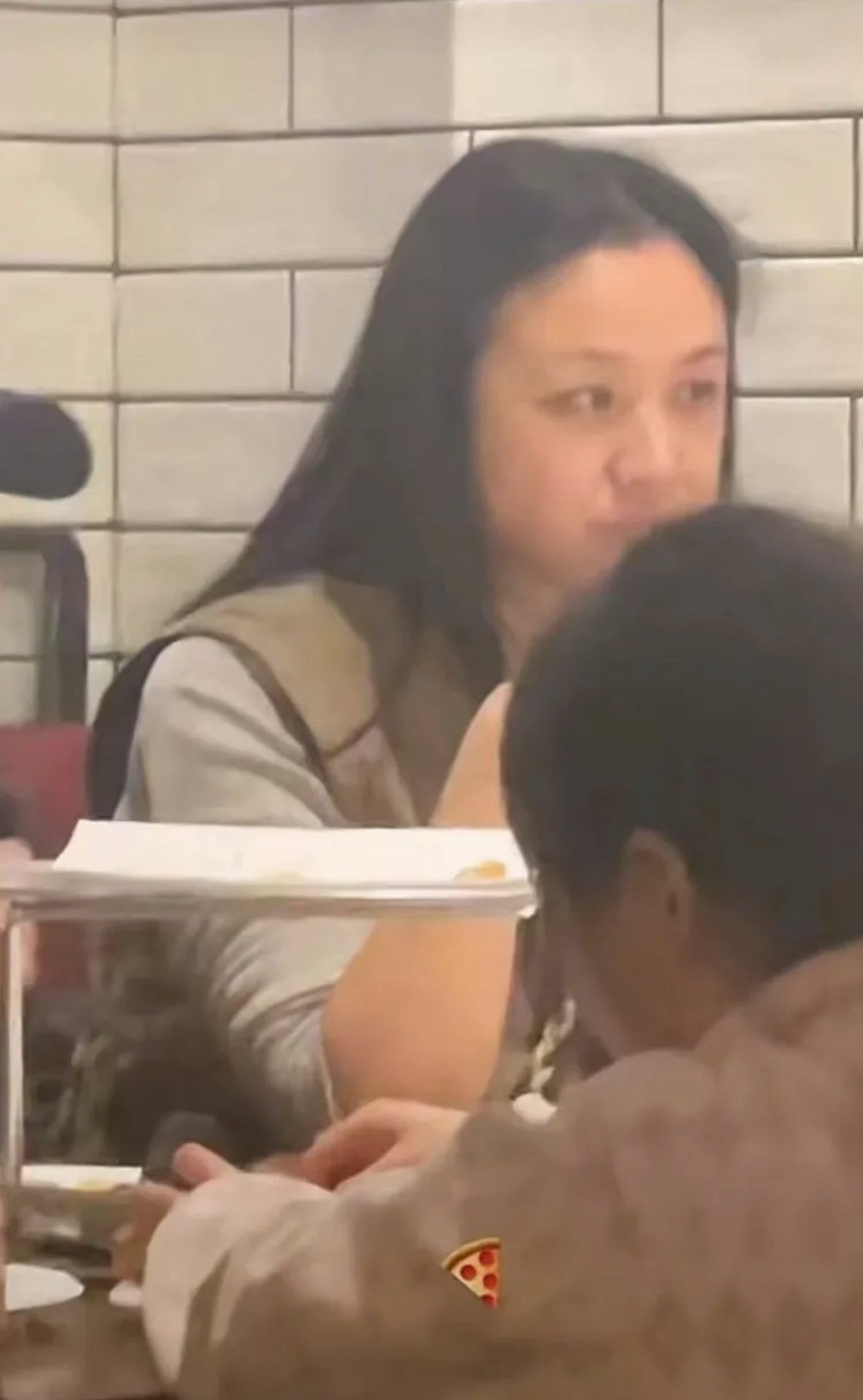 汤唯素颜带女儿吃披萨 路人拍照比YA赢好感