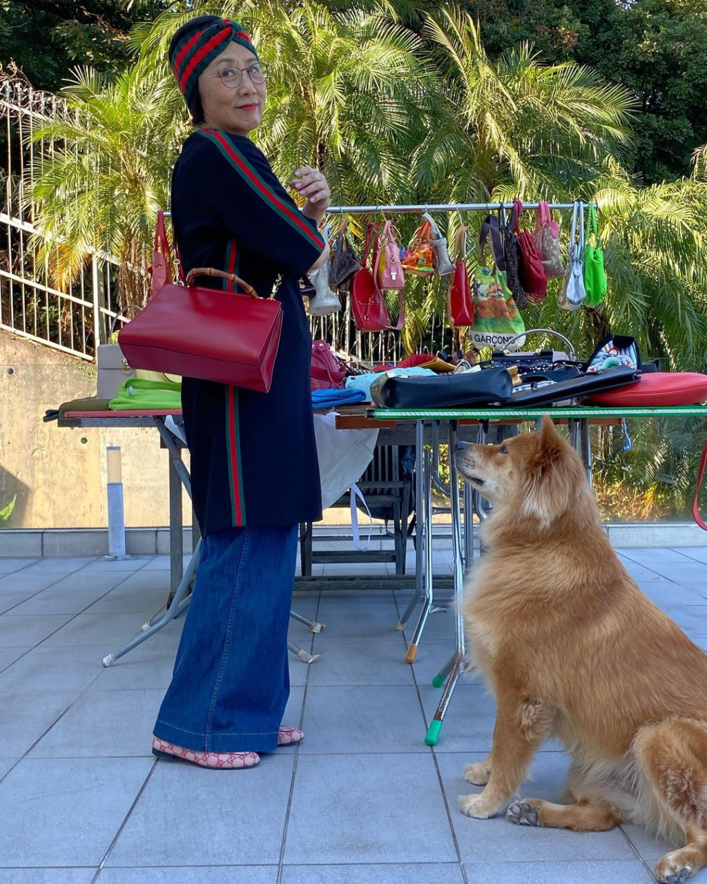  汪明荃晒咸鱼式保养包包  解锁新技能遭误例行晒包