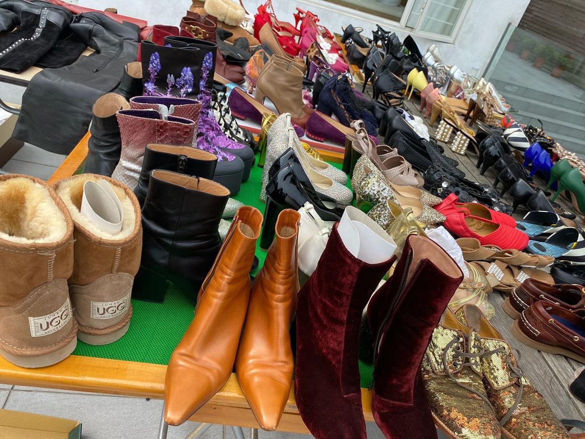  汪明荃晒咸鱼式保养包包  解锁新技能遭误例行晒包