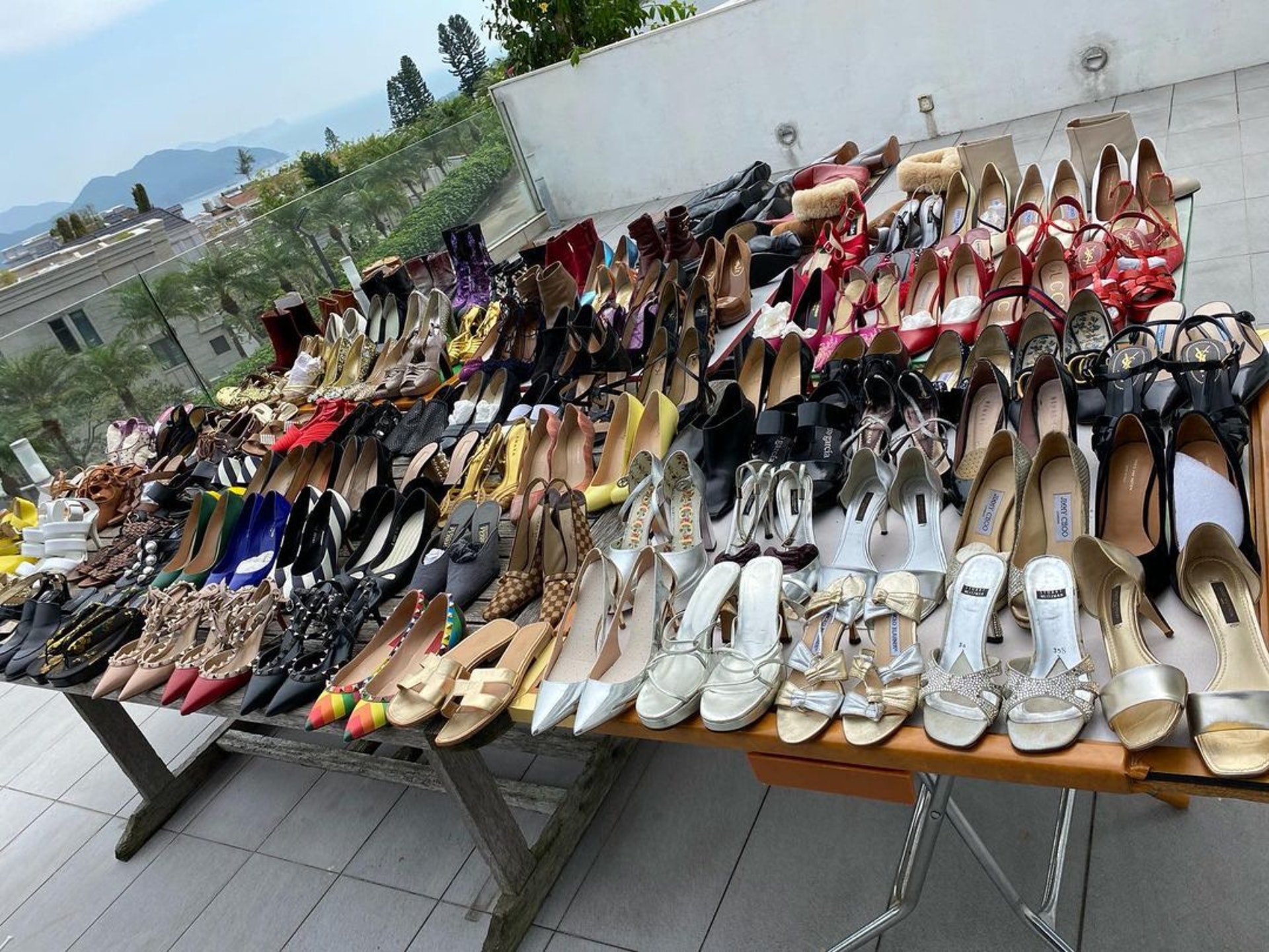  汪明荃晒咸鱼式保养包包  解锁新技能遭误例行晒包