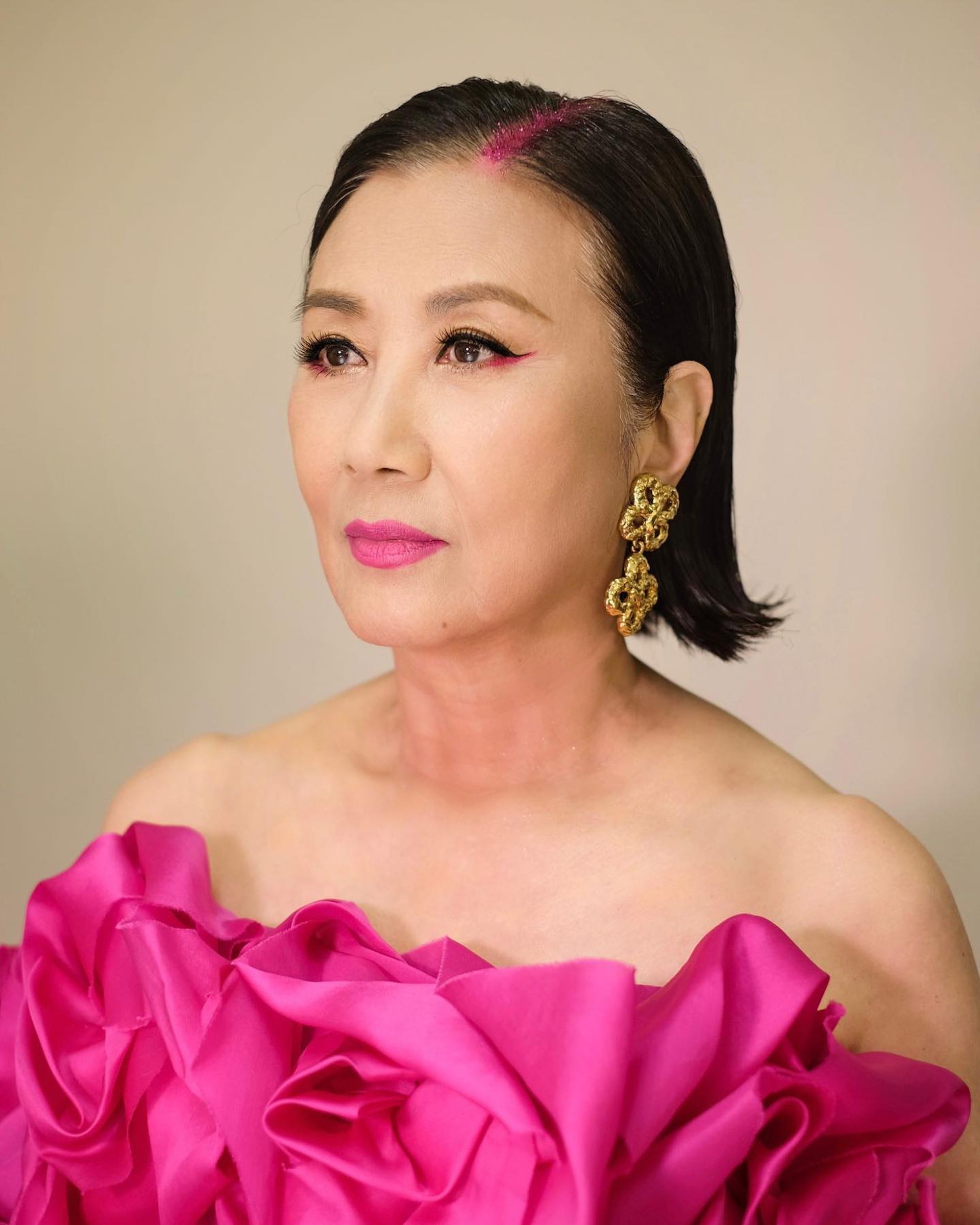  汪明荃晒咸鱼式保养包包  解锁新技能遭误例行晒包