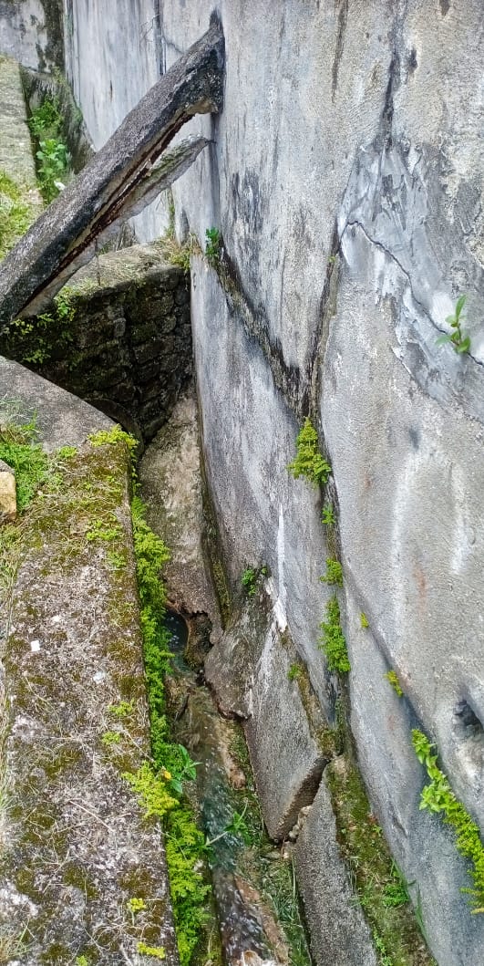 沙登新村第3区6路 沟塞路洞问题严重