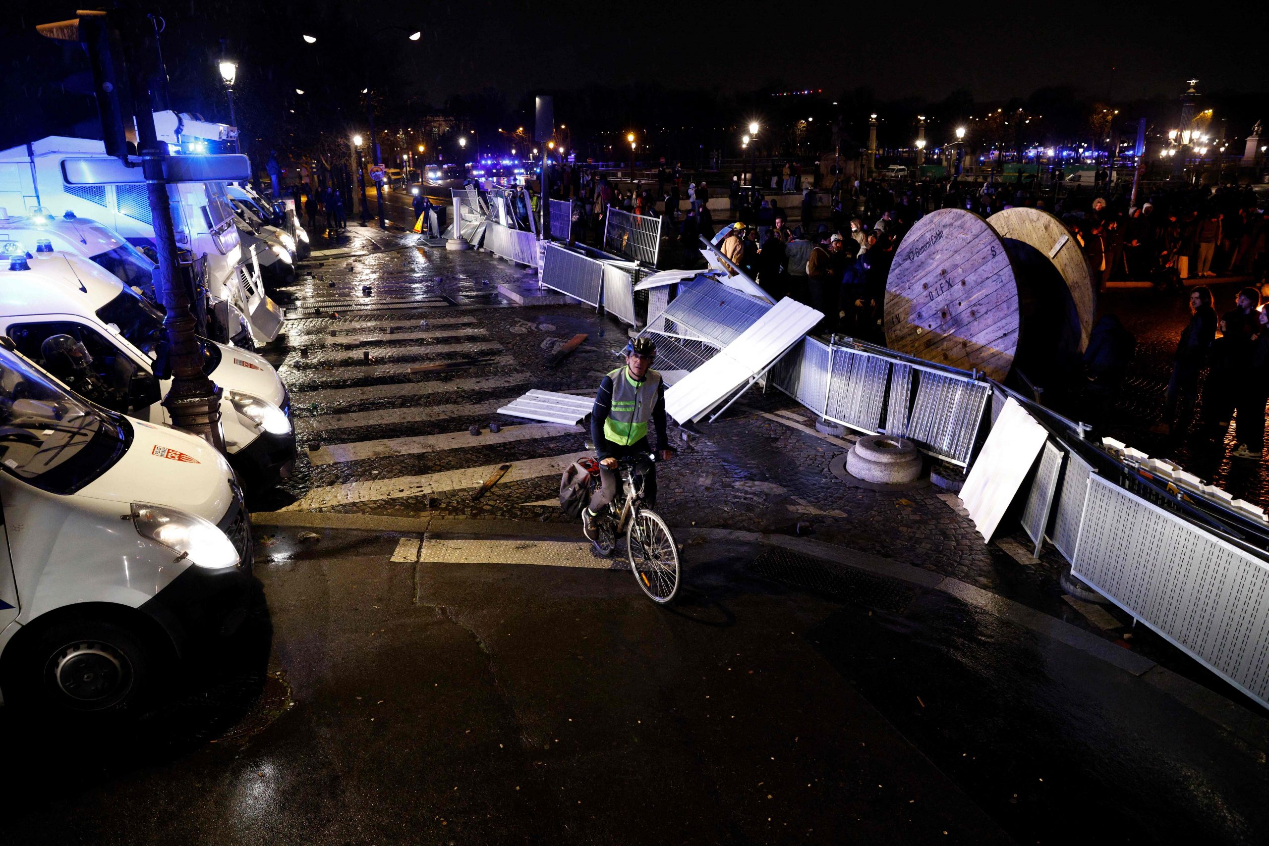 法反对派提不信任动议 各大工会号召下周大罢工