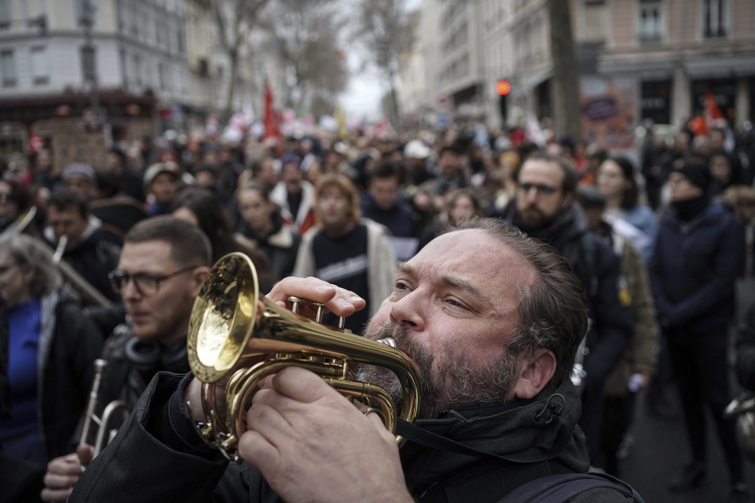 法国政府关键胜利 参议院提前表决通过年改法案