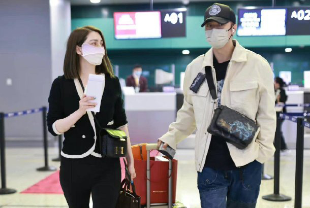 洪欣机场十指紧扣张丹峰 网嘲：3个人一起过？