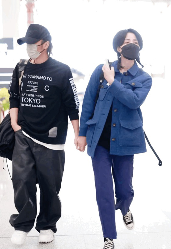 洪欣机场十指紧扣张丹峰 网嘲：3个人一起过？