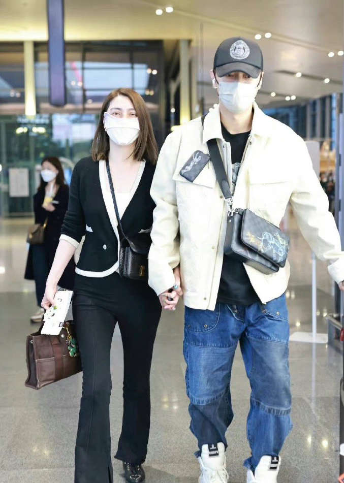 洪欣机场十指紧扣张丹峰 网嘲：3个人一起过？