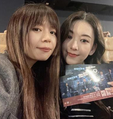 港名媛碎尸案丨闺蜜方媛现身撑老公新戏  脸色苍白憔悴眼红红