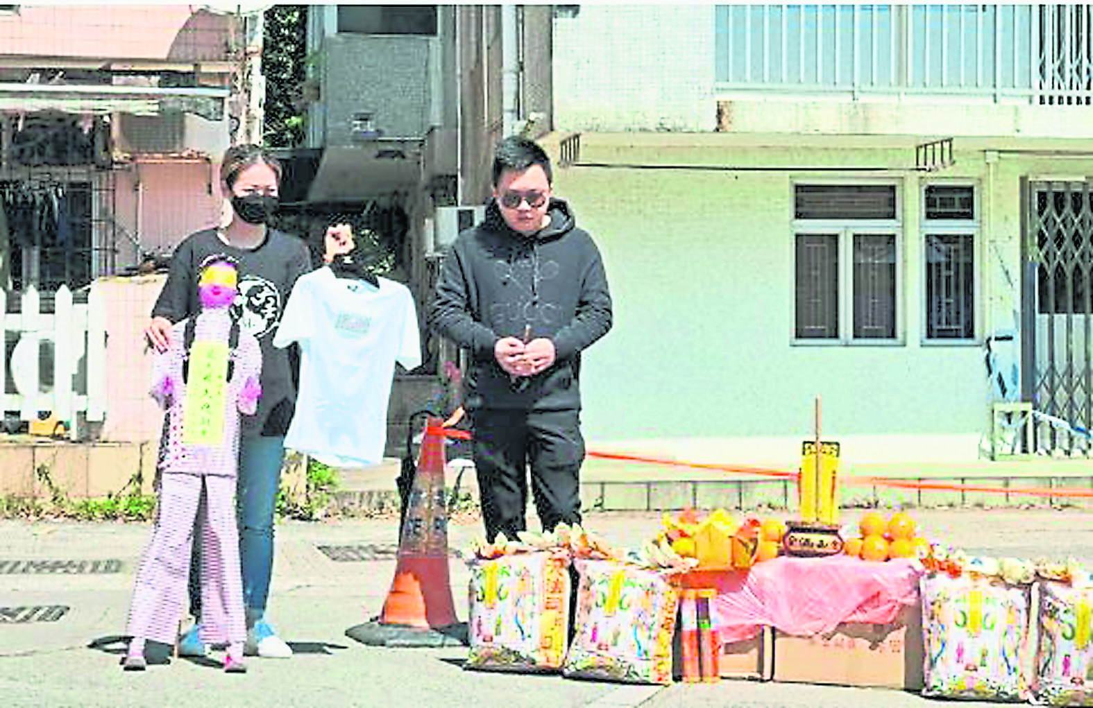 港名媛碎尸案｜亲友龙尾村头七打斋超渡 死者亲友到龙尾村路祭　丈夫：感谢遇到你