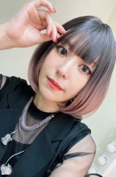 演出期间突昏倒 35岁歌手骤逝粉丝恸喊:太突然