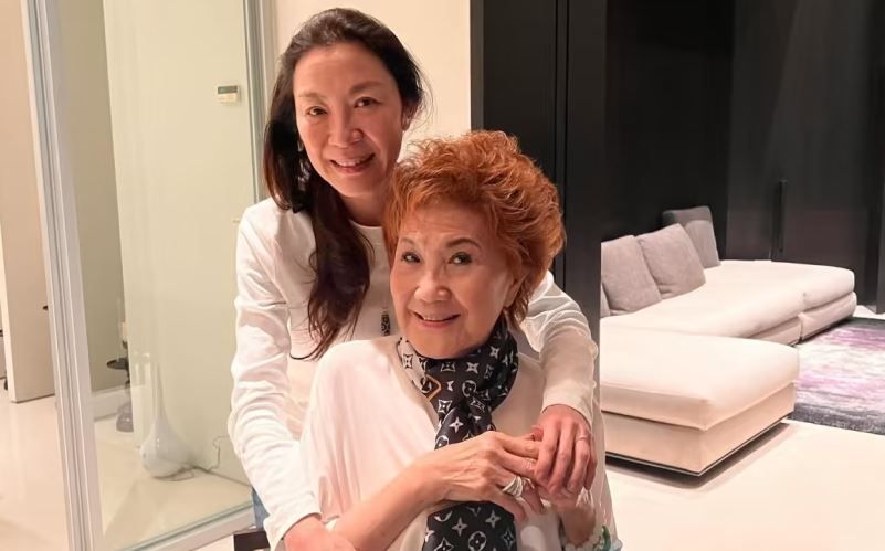 燕尾服当奥斯卡红毯战袍 杨紫琼被妈妈嫌弃穿裤子很矮