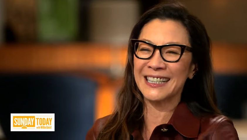 燕尾服当奥斯卡红毯战袍 杨紫琼被妈妈嫌弃穿裤子很矮