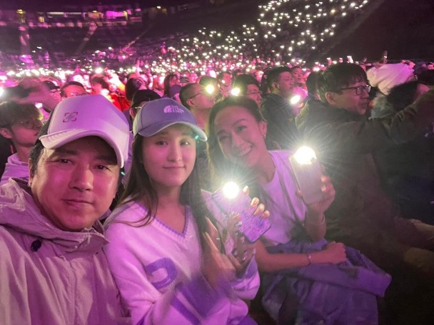 爱相随到英国挺男友 黄心颖首与泥鯭同框