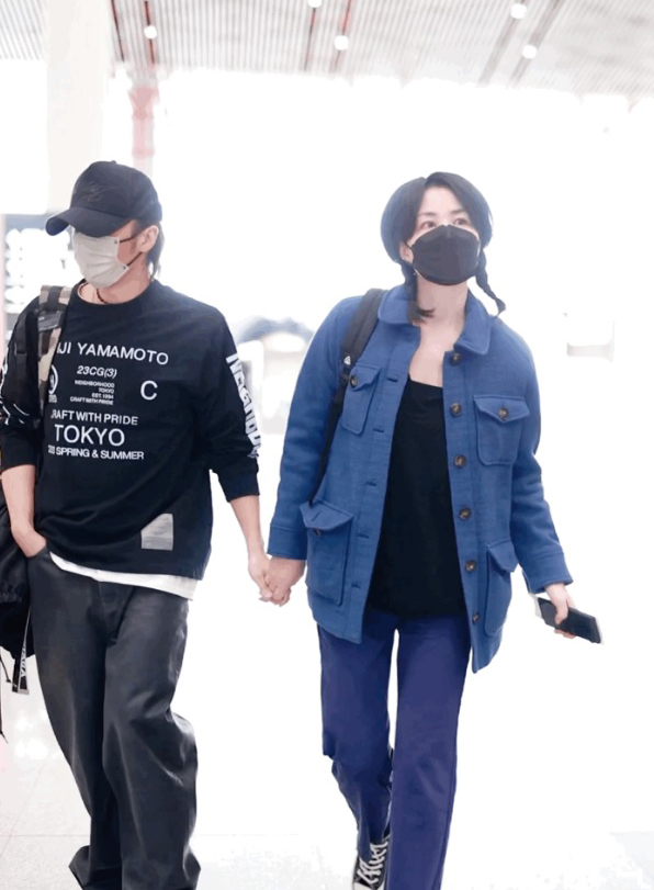 牵手谢霆锋机场撒糖 53岁王菲梳两个小辫