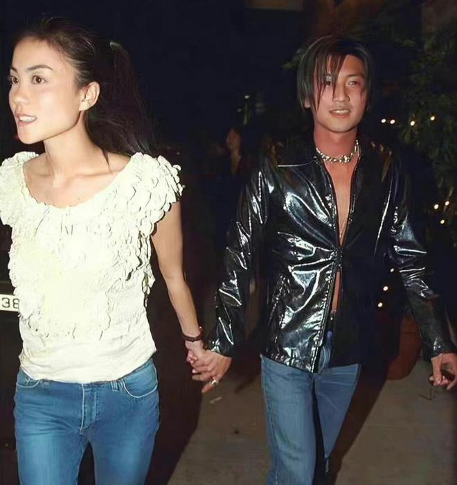 牵手谢霆锋机场撒糖 53岁王菲梳两个小辫