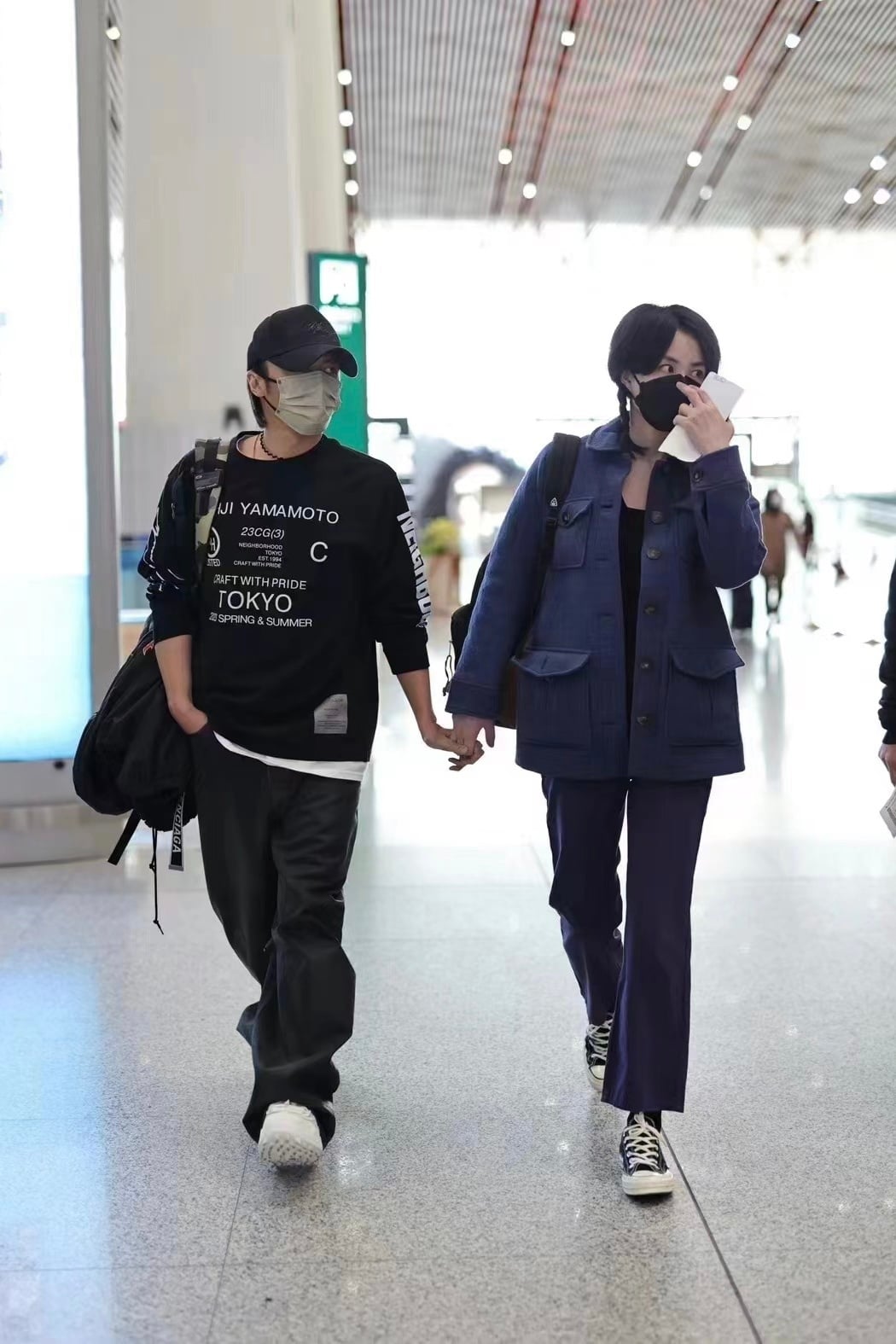 牵手谢霆锋机场撒糖 53岁王菲梳两个小辫