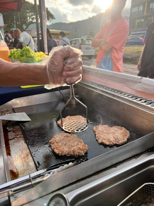 独家 | 被顾客酸“小时不读书长大卖汉堡”母亲安慰：儿子 我以你为荣