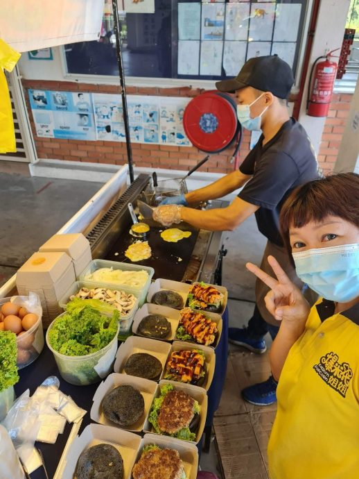 独家 | 被顾客酸“小时不读书长大卖汉堡”母亲安慰：儿子 我以你为荣