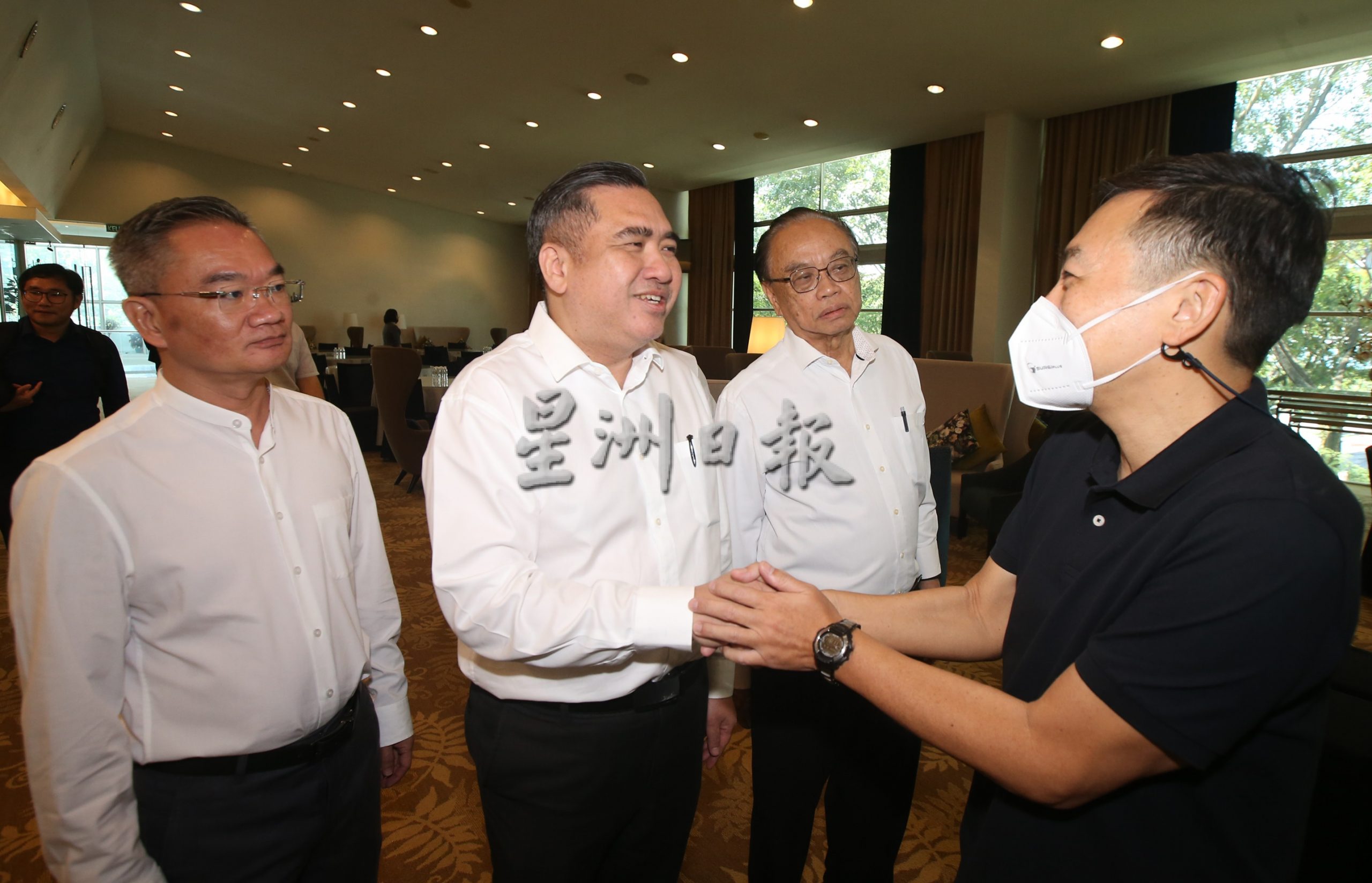 "独家|率领火箭领袖到灵堂致敬