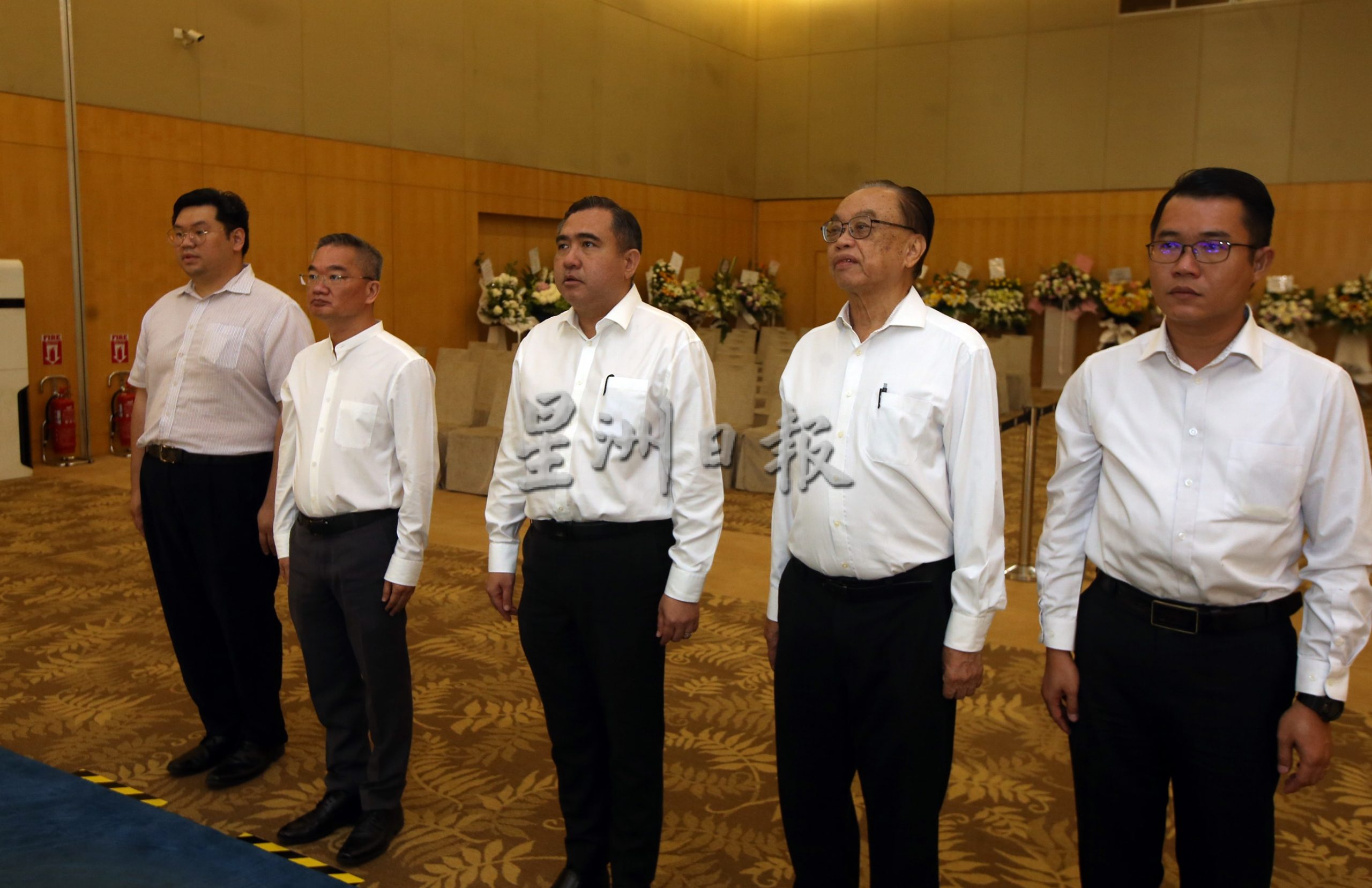 "独家|率领火箭领袖到灵堂致敬