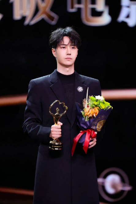  王一博得奖感言被批空洞 官媒暗讽流量艺人没文化	