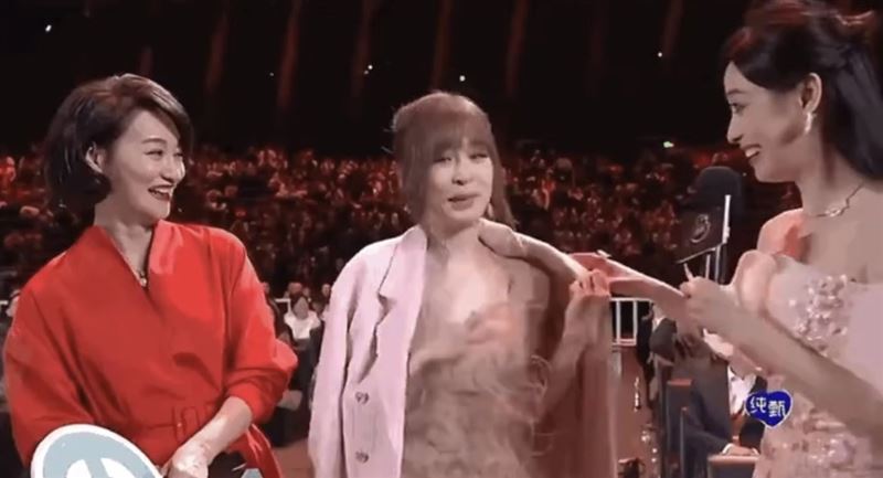 王心凌外套被扯开秒变脸　 主持人遭轰没礼貌