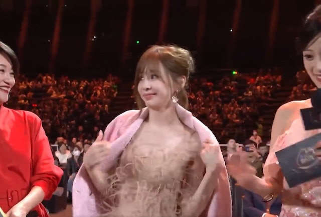 王心凌外套被扯开秒变脸　 主持人遭轰没礼貌