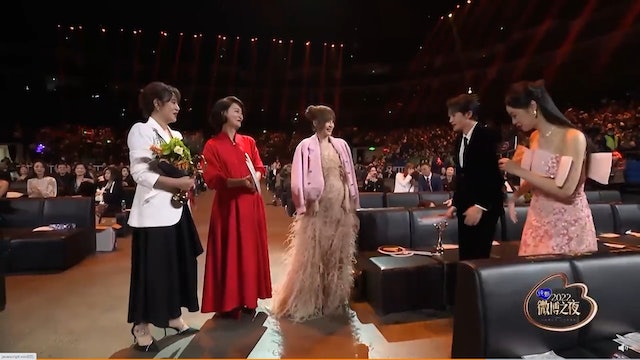 王心凌外套被扯开秒变脸　 主持人遭轰没礼貌