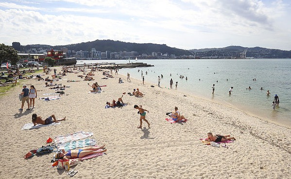 球鞋被冲上热闹海滩　男游客靠近一看“里面有人类断脚”吓坏