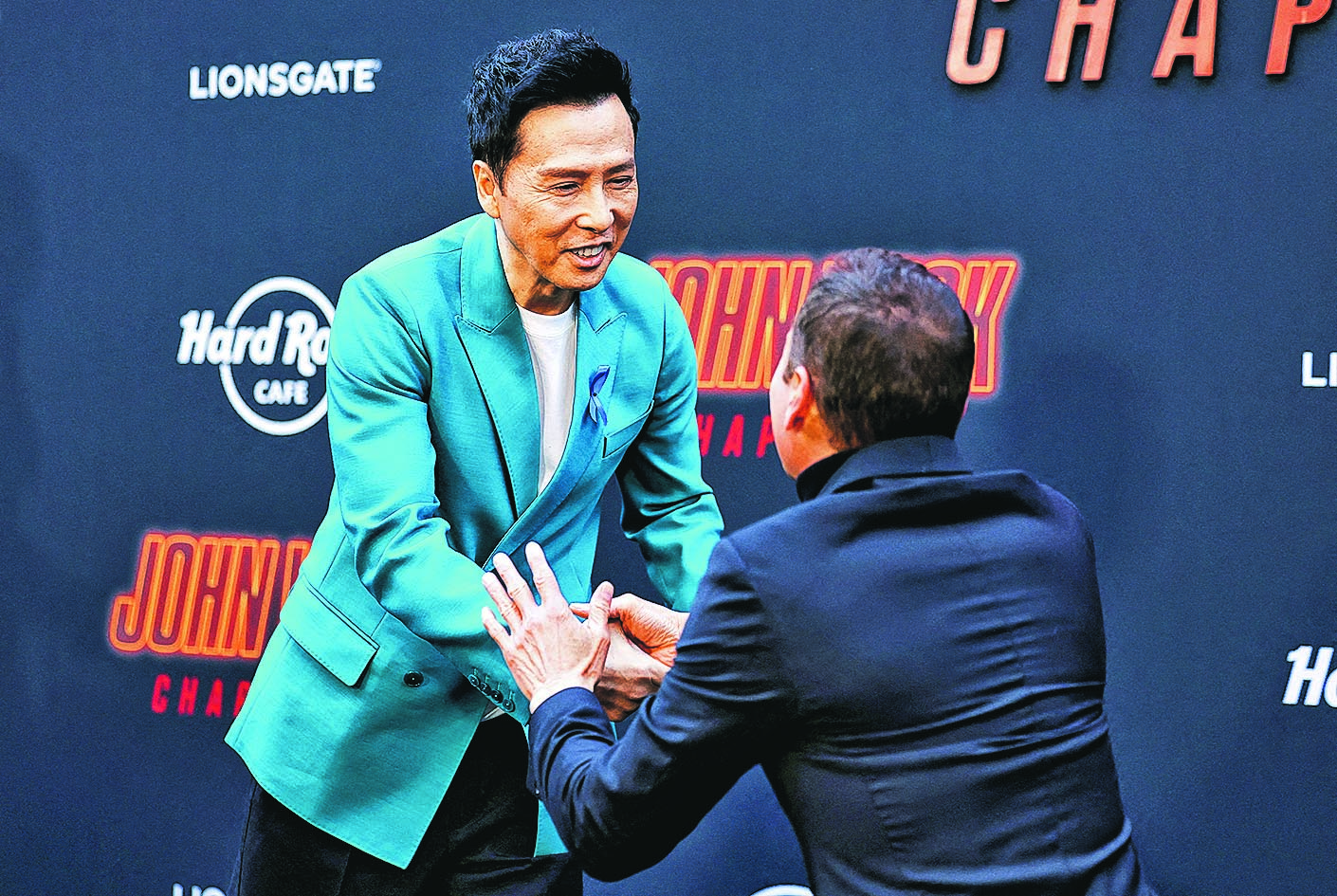 甄子丹出席首映 男星下跪行大礼