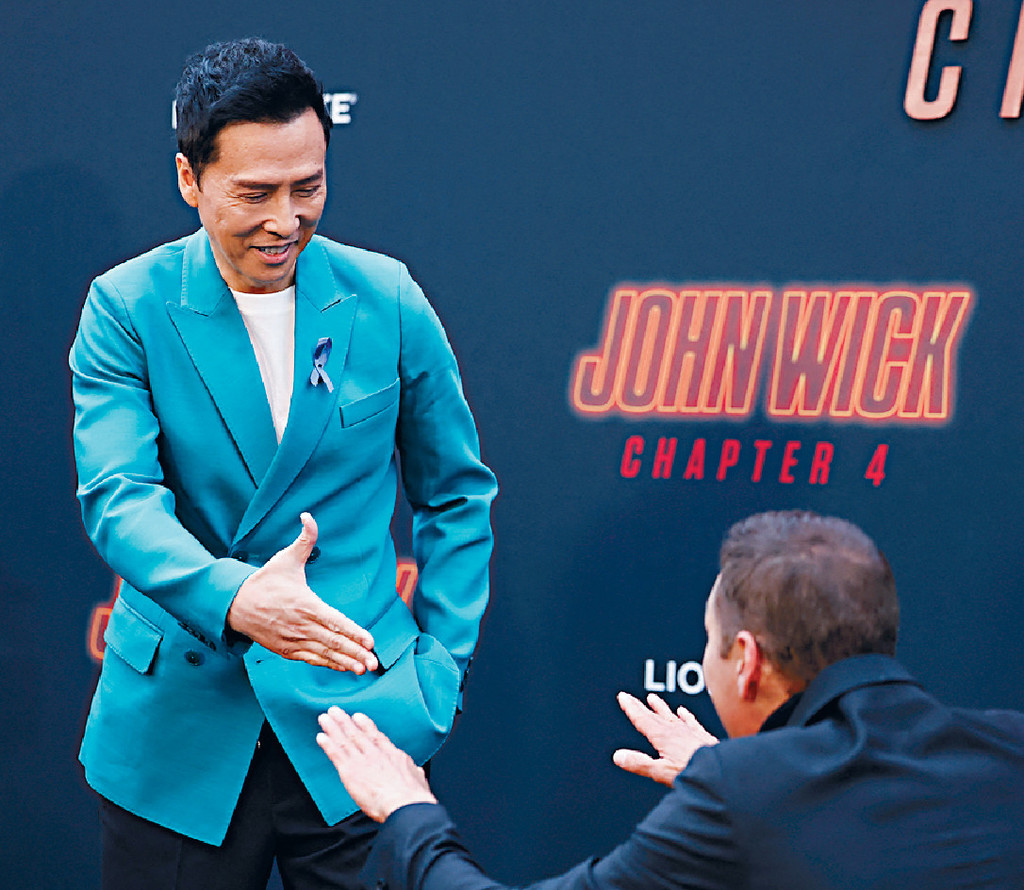 甄子丹出席首映 男星下跪行大礼