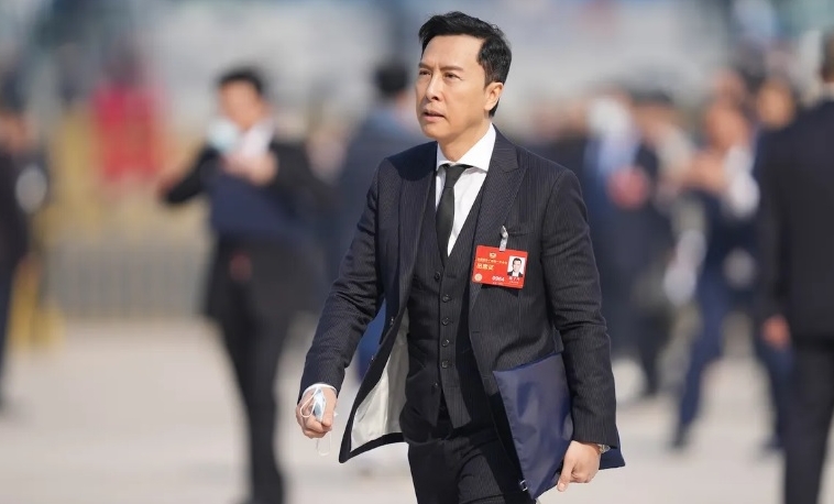 甄子丹跻身政坛出席北京两会 “用动作片创造更多中国骄傲”