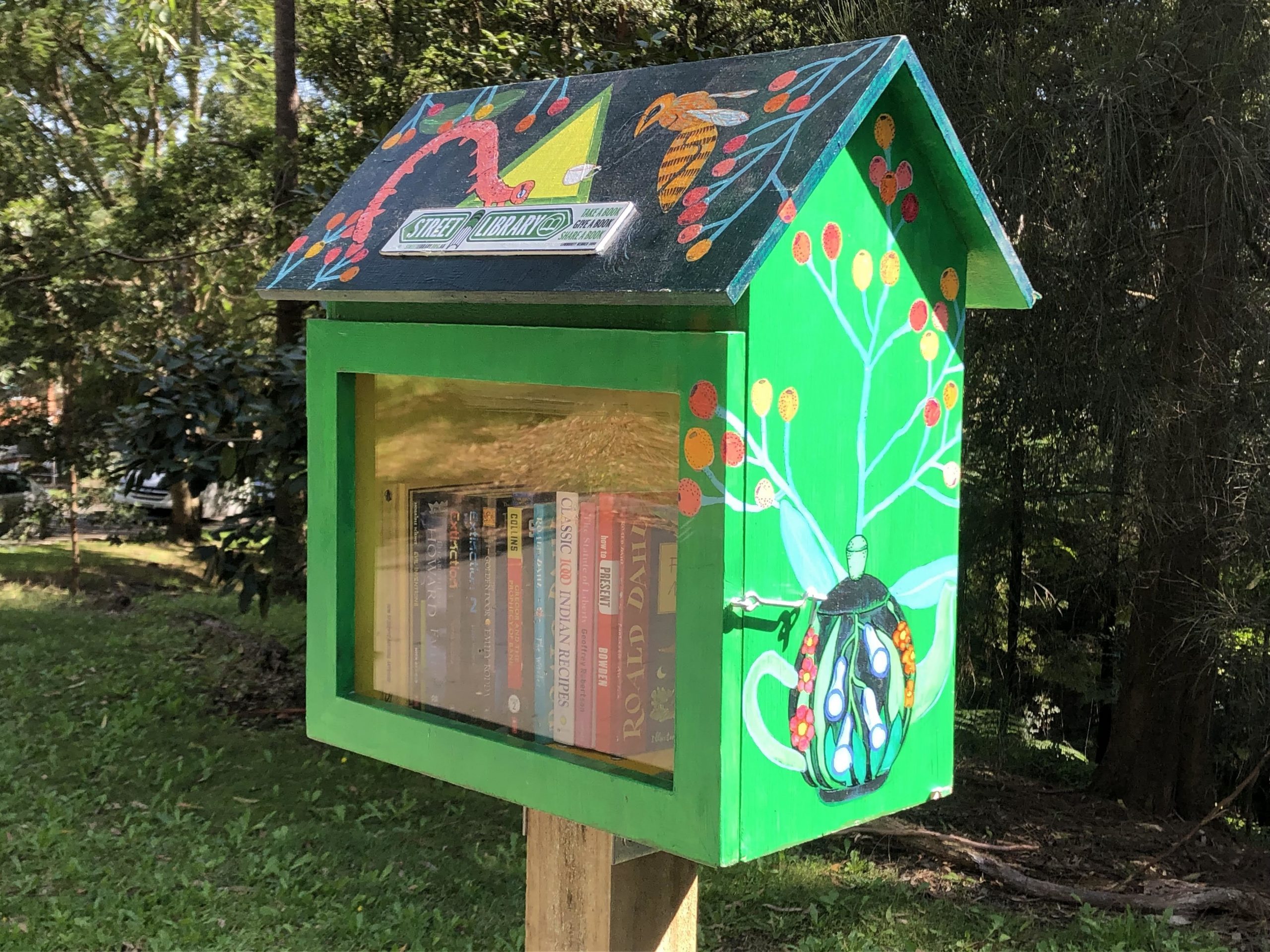 男子创街道图书馆　冀重燃儿童喜爱纸本书