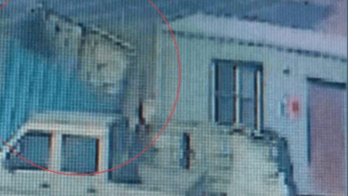 男子如厕遇大风茅房被吹走 网友调侃“这风不正经”