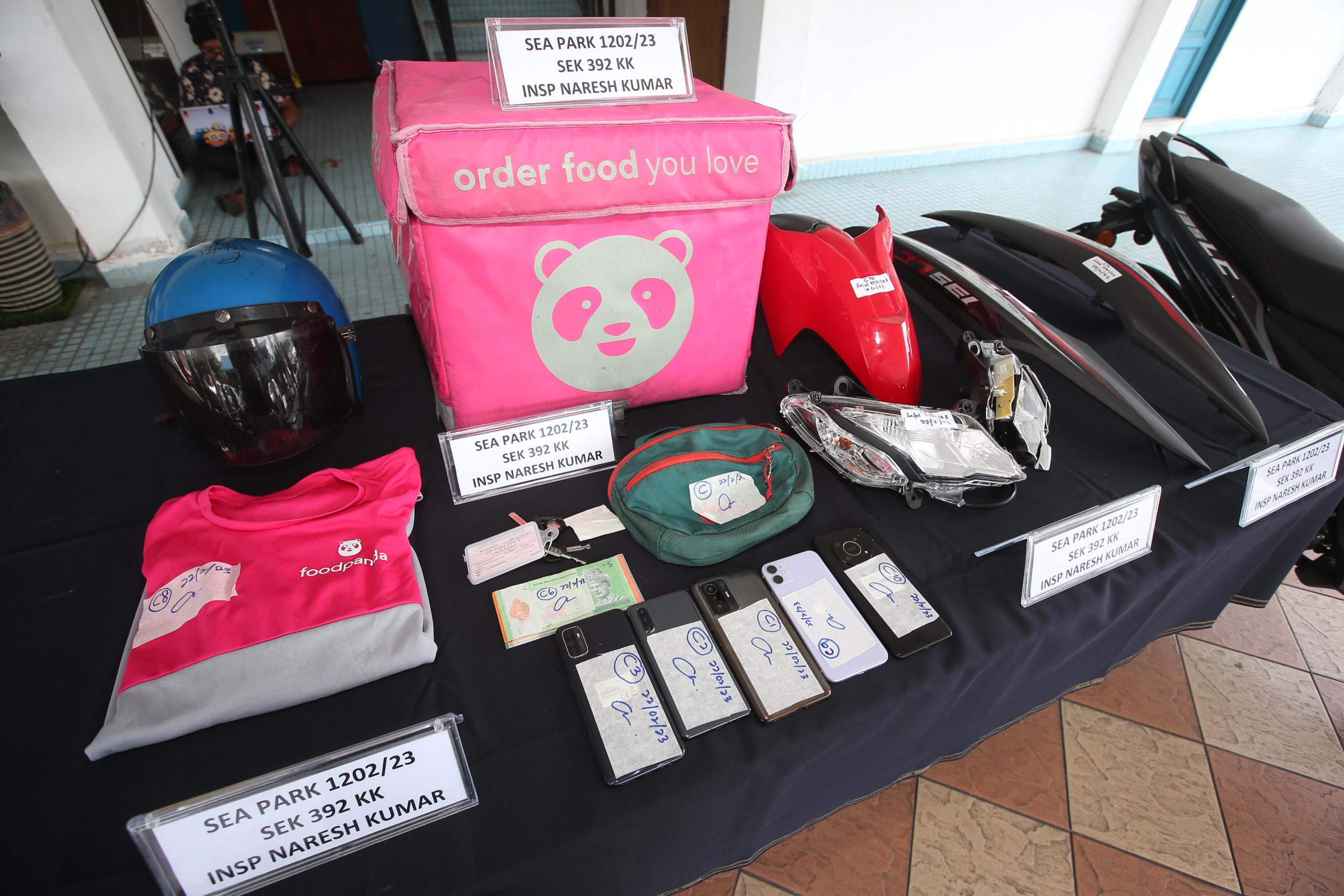 男子被抢手机,警迅速逮捕并提控嫌犯