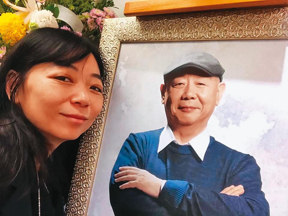 男星病逝一年爆争产风波 女儿控后母私吞百万遗产