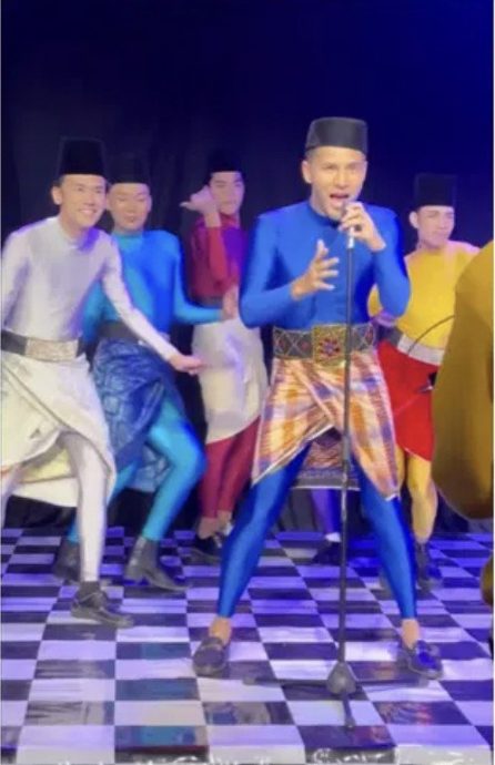 男艺人穿紧身衣载歌载舞被骂 宗教师:“斋戒月,不懂什么是尊重吗?”