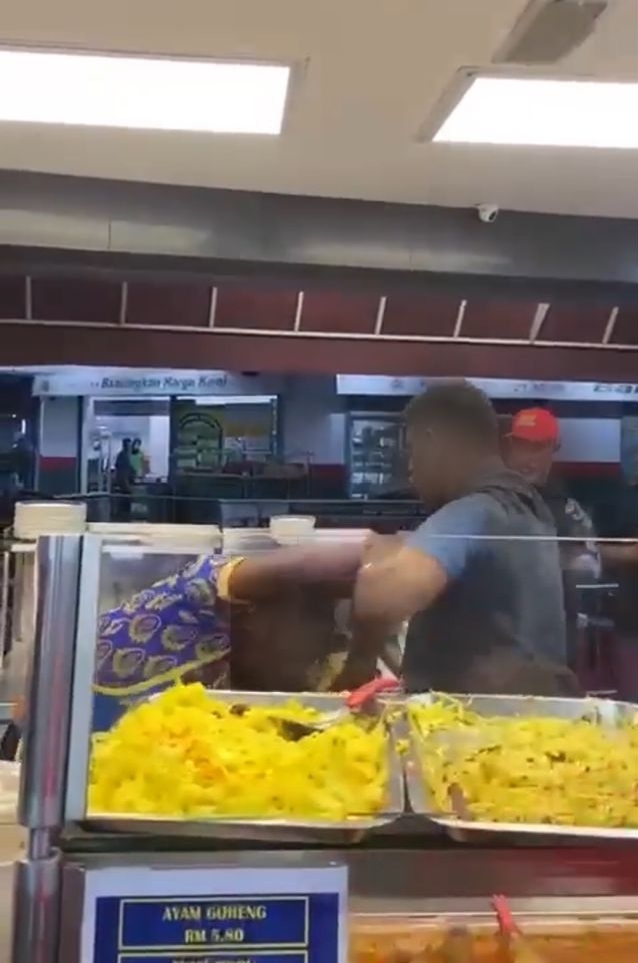 疑醉酒后发酒疯 2男餐厅动手打店员