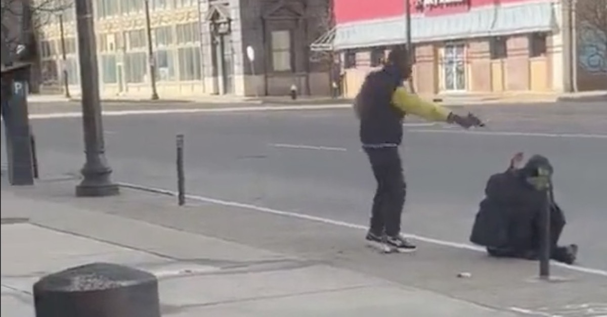 看世界两图)众目睽睽近距离处决露宿者 枪手落网