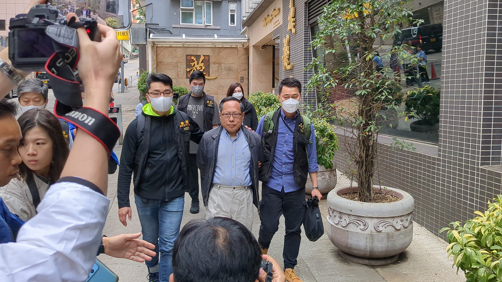 看世界/何俊仁保释期间干扰证人 涉妨碍司法公正遭国安处拘捕