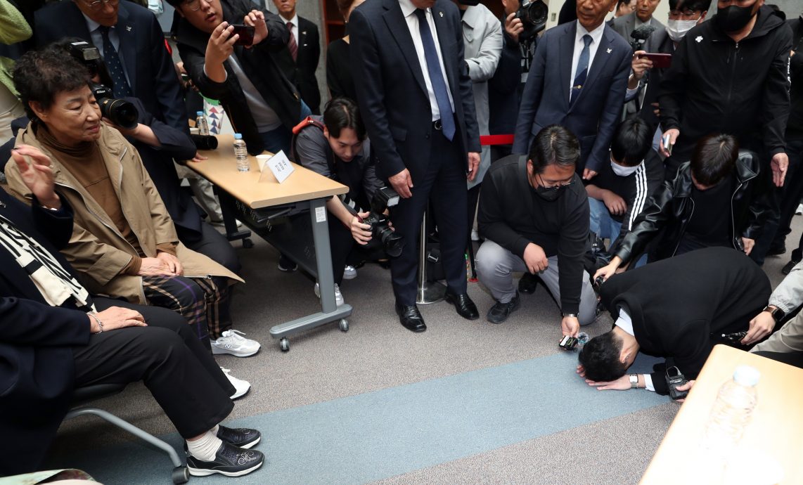 看世界/全斗焕孙称爷爷是“屠杀祸首” 向光州遗族下跪致歉