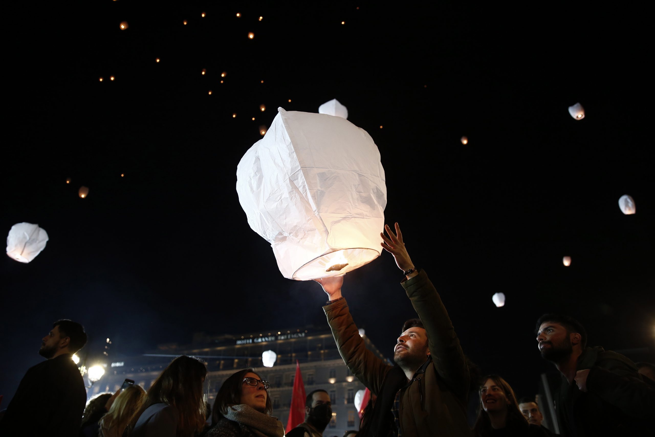 看世界／希腊火车对撞 调度录音曝光 站长指示司机“冲红灯直行”